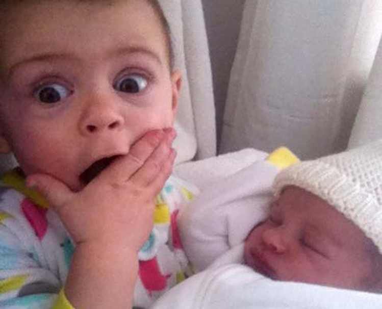 Η γνωριμία με το… νεογέννητο – Απίστευτες αντιδράσεις παιδιών που αντικρίζουν τα αδέλφια τους για πρώτη φορά! (Photos) - Media