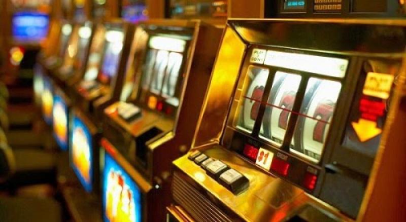 Τρεις συλλήψεις για «φρουτάκια» στη Νίκαια - Media