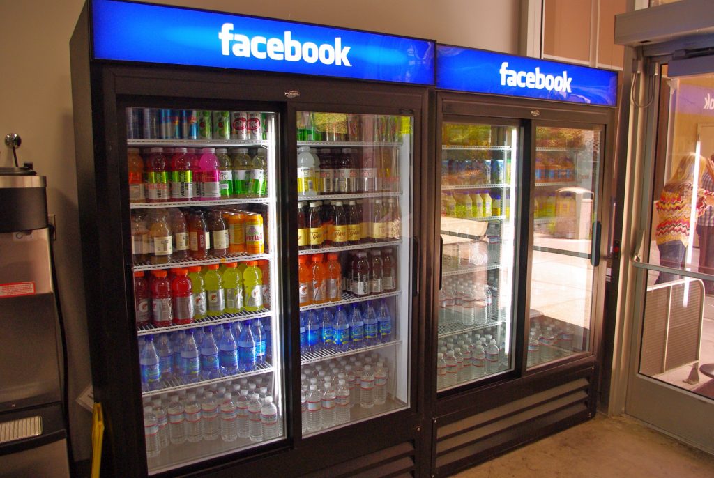 Αυξάνει τον κατώτατο μισθό η Facebook - Media