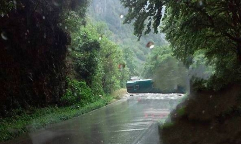 Ανατροπή λεωφορείου του ΚΤΕΛ Ιωαννίνων - Τρεις τραυματίες (Photos) - Media