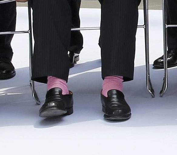 Η ροζ κάλτσα του Γάλλου ΥΠΟΙΚ και τα «μεγάλα κεφάλια» της παγκόσμιας τάξης (Photos) - Media