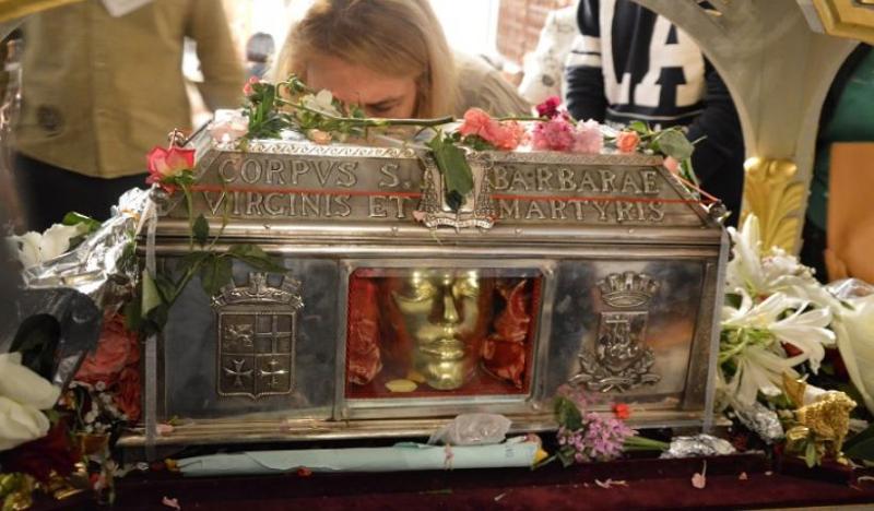 Με τιμές αρχηγού κράτους την Κυριακή στο Πειραιά τα λείψανα της Αγίας Βαρβάρας - Media