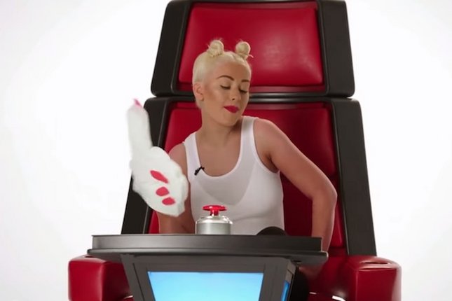 Η Κριστίνα Αγκιλέρα έχει ταλέντο στην παντομίμα (Video)  - Media