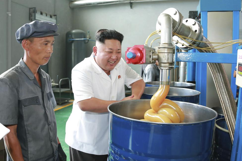 Ο «πατερούλης» Κιμ ενθαρρύνει τους απανταχού Βορειοκορεάτες προλετάριους (Photos) - Media