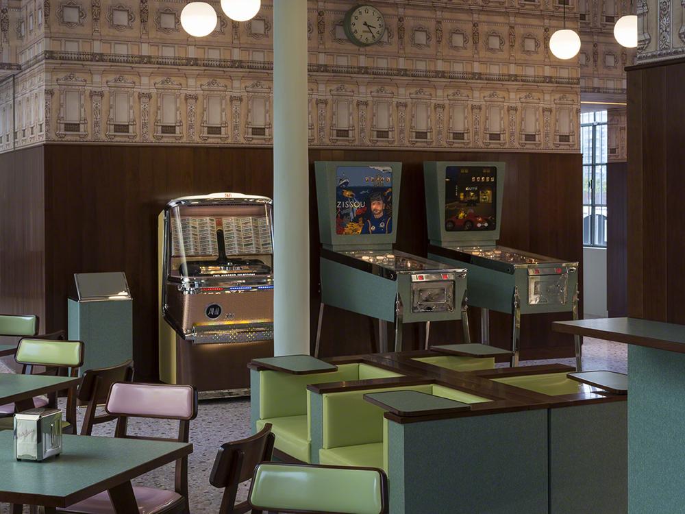 Το μπαρ του Γουές Άντερσον είναι βγαλμένο από τις ταινίες του! (Photos)  - Media