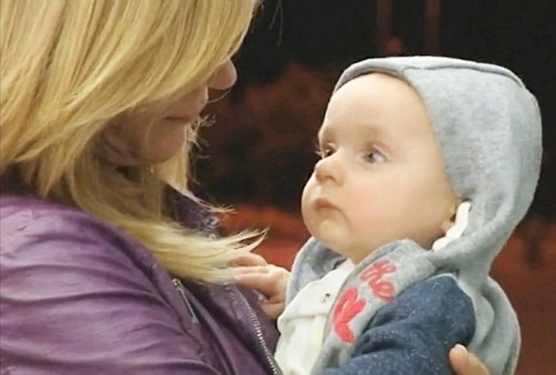 Αυτό το μωράκι δεν το ήθελε πλέον η μητέρα του και το απέλασαν - Δείτε το βλέμμα του - Media