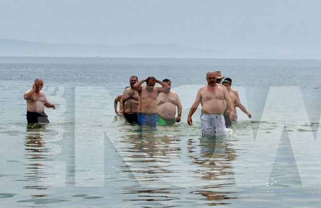 Μπάνιο στις Αλυκές Βόλου έκανε ο Μπέος για να δείξει πως είναι καθαρά τα νερά (Video) - Media