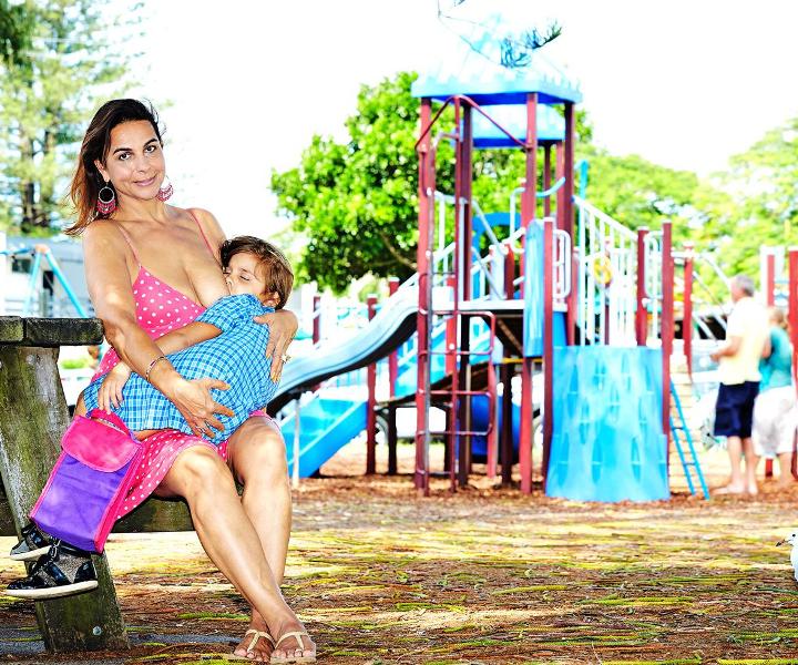 Θηλάζει την 6χρονη κόρη της ακόμα και στην αυλή του σχολείου (Photos) - Media