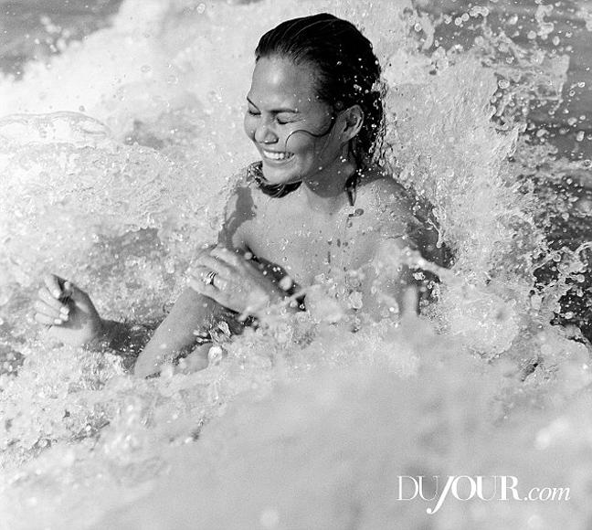 Κρίσι Τέιγκεν: Ολόγυμνη παίζει με τα κύματα (Photos)  - Media