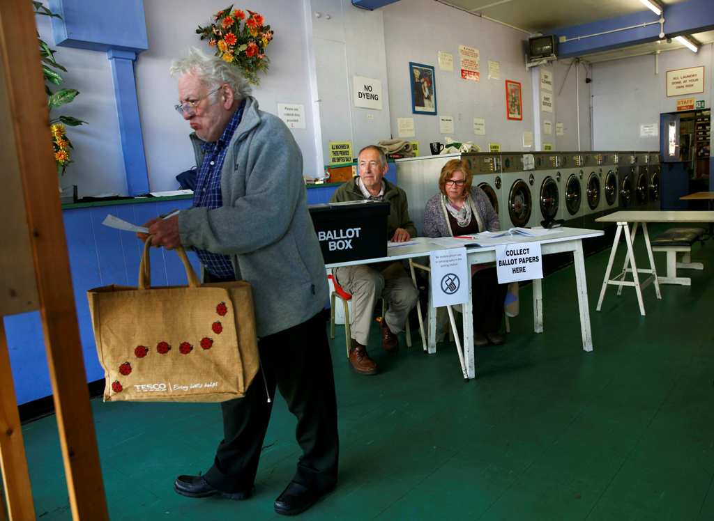 Κάλπες σε... δημόσια πλυντήρια και παμπ – Εξαιρετικά χαλαρή η διαδικασία της ψήφου στη Βρετανία (Photos) - Media Gallery 11