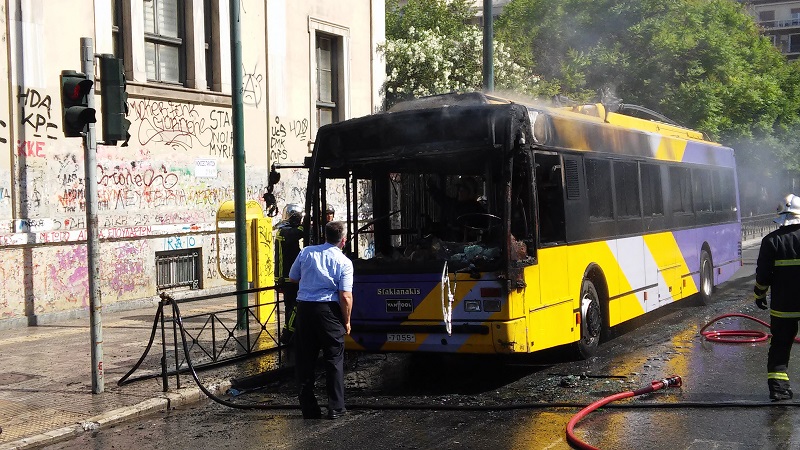 Σοβαρά επεισόδια στο Πολυτεχνείο – Πέταξαν μολότοφ σε τρόλεϊ (Photos) - Media