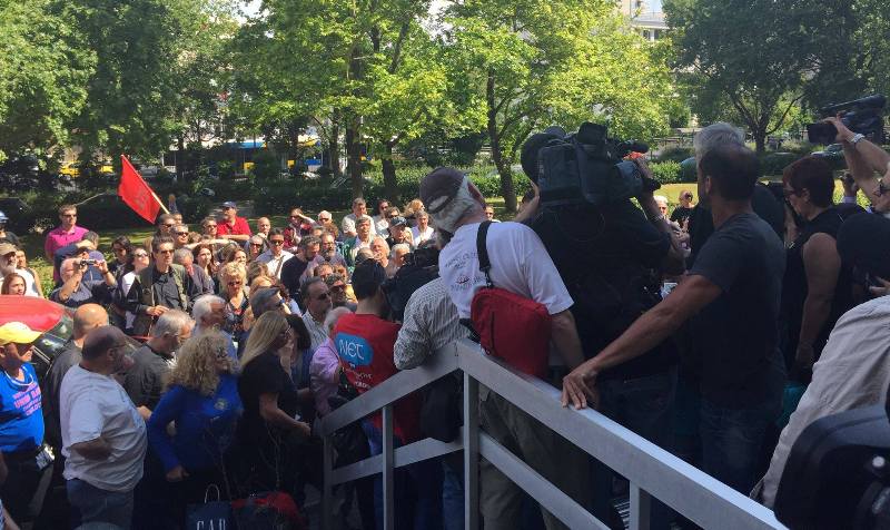 Μπήκαν στο Ραδιομέγαρο για να πιάσουν δουλειά οι απολυμένοι της ΕΡΤ! (Videos) - Media