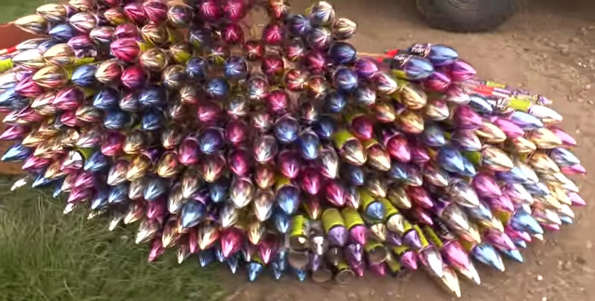 Δείτε τι γίνεται όταν ανάβετε 300 πυροτεχνήματα ταυτόχρονα! (Video) - Media