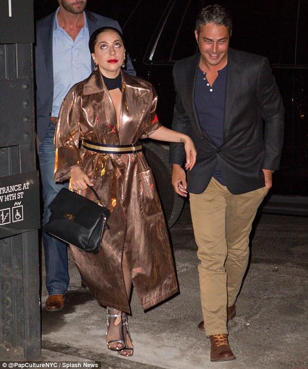 Δεν προλαβαίνει να αλλάζει ρούχα η Lady Gaga (Photos) - Media Gallery 3