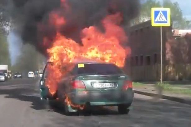 Άναψε το τσιγάρο και…  άρπαξε φωτιά το αυτοκίνητο! (Video) - Media