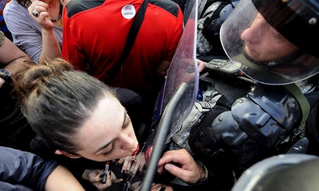 Η κούκλα διαδηλώτρια που βάζει κραγιόν με καθρέφτη… ασπίδα των ΜΑΤ! - Media