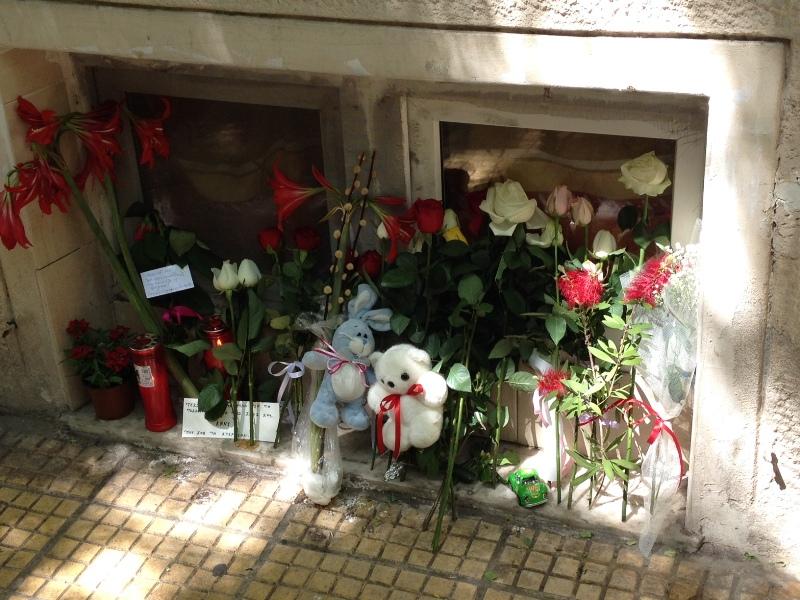 Συγκινητικά μηνύματα και λουλούδια για την Άννυ (Photos) - Media