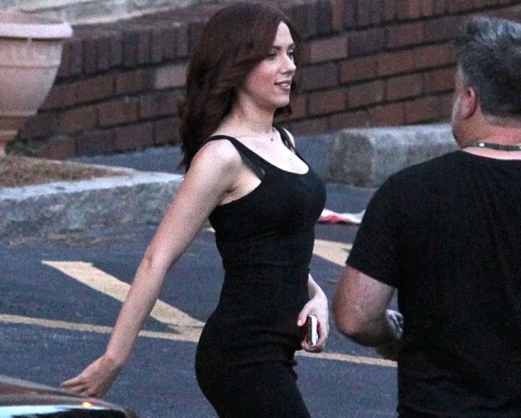 Σκάρλετ Γιόχανσον: με κόκκινα μαλλιά, σέξι μαύρο φόρεμα και … παντόφλες (Photos) - Media