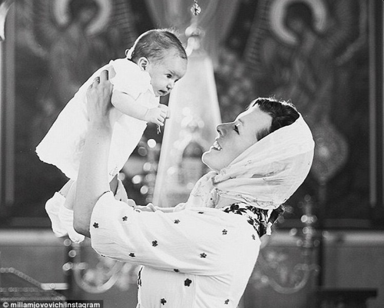 Η Μίλα Γιόβοβιτς βάφτισε την κόρη της (Photos) - Media