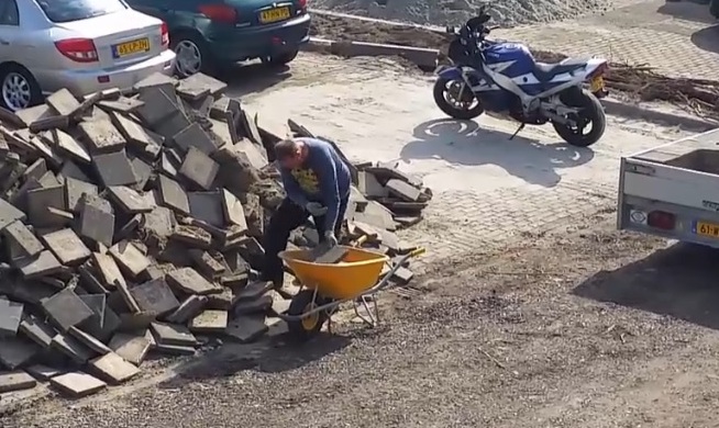 Και να το προσπαθούσες, δεν θα μπορούσες να κάνεις πιο δύσκολη μια τόσο απλή δουλειά (Video) - Media