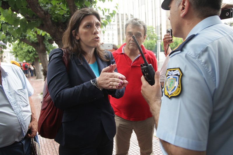 Έξαλλη η Ζωή για το αστυνομικό μπλόκο έξω από τη βουλή (Video) - Media