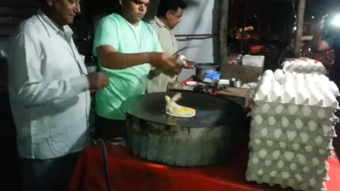 Αντί για ομελέτα… γέμισε με ζωντανά κοτοπουλάκια  πλανόδιος ψήστης (Video) - Media