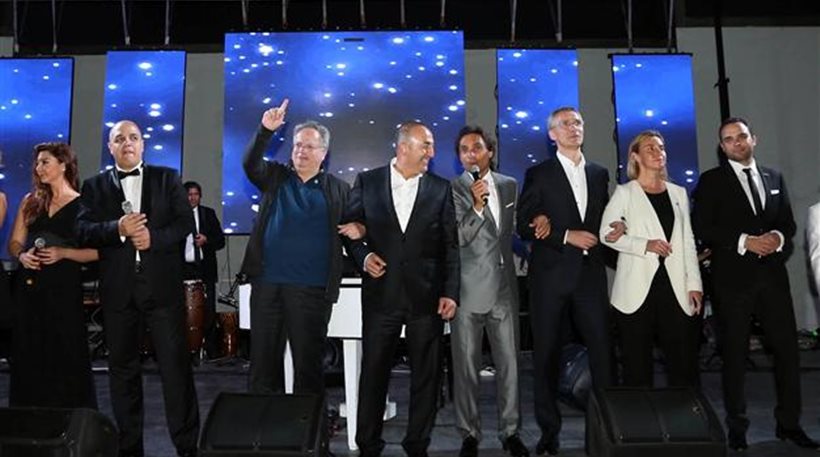 Οι υπουργοί Εξωτερικών του ΝΑΤΟ (και ο Ν. Κοτζιάς) τραγουδάνε αγκαλιασμένοι το “We are the world”… (Video) - Media