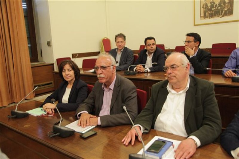 Τους «ξαναβάφτισε»...- Βουλευτής του ΣΥΡΙΖΑ διαβάζει λάθος όλα τα ονόματα των μαρτύρων (Video) - Media