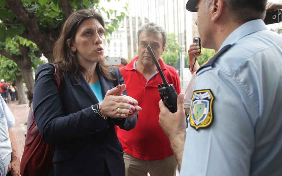 Οι αστυνομικοί τα «χώνουν» στη Ζωή Κωνσταντοπούλου - Media