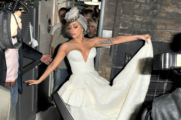 Η Lady Gaga θα  φορέσει στο γάμο της 30 νυφικά! - Media
