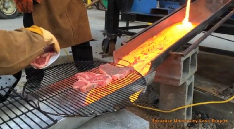 Φοιτητές έκαναν μπάρμπεκιου πάνω στη λάβα (Video) - Media