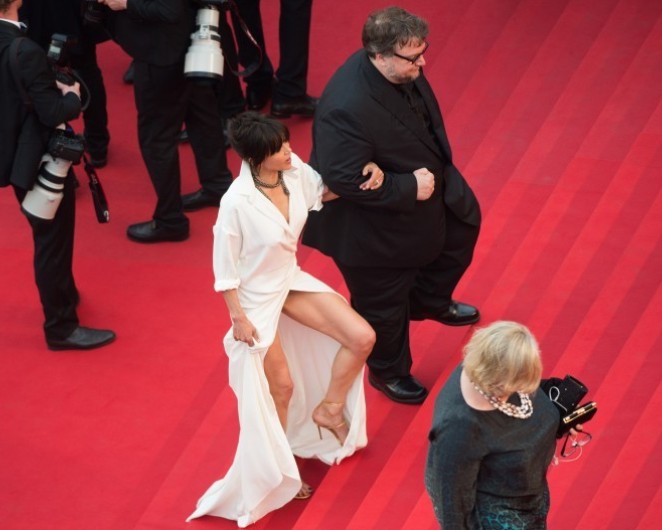 Κάννες: Η Σοφί Μαρσό αποκαλύπτει το εσώρουχο της (Photos) - Media