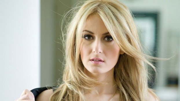 Η Ελληνίδα υποψήφια στην Eurovision δηλώνει: Η κυβέρνηση δεν θέλει να κερδίσουμε τον διαγωνισμό (Video) - Media