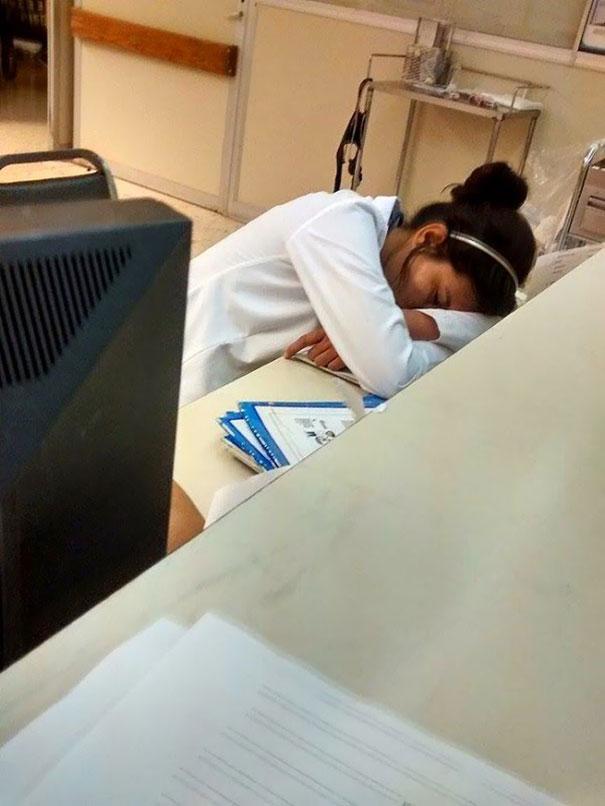 Ναι, οι νοσοκομειακοί γιατροί αποκοιμιούνται όταν έχουν βάρδια (Photos)  - Media