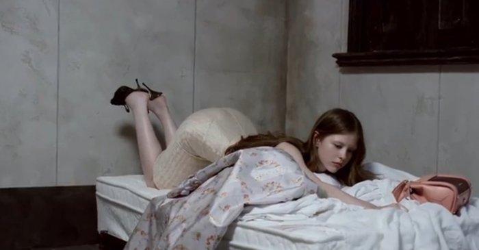 Απαγορεύτηκε διαφήμιση της Prada λόγω έκθεσης ανηλίκου σε σεξουαλικό περιεχόμενο (Photos/Video)  - Media