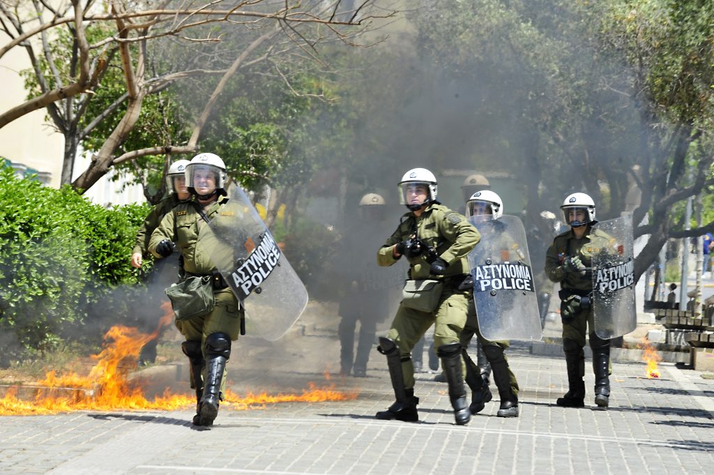 Μικροένταση μεταξύ αντιεξουσιαστών - ΜΑΤ στη συγκέντρωση της Πρωτομαγιάς (Photos) - Media