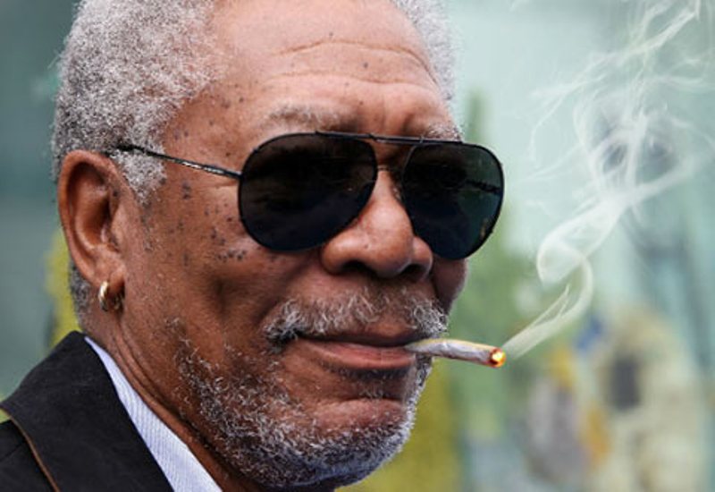 Ο Μόργκαν Φρίμαν καπνίζει τσιγαριλίκια και υπερασπίζεται την αποποινικοποίηση της κάνναβης (Photos) - Media