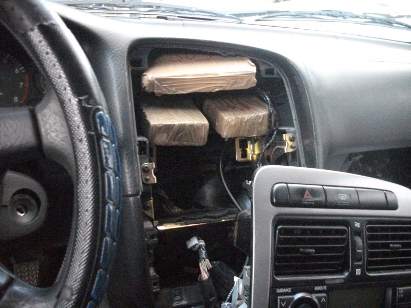 Έκρυβαν ναρκωτικά πίσω από το ταμπλό του αυτοκινήτου! - Media