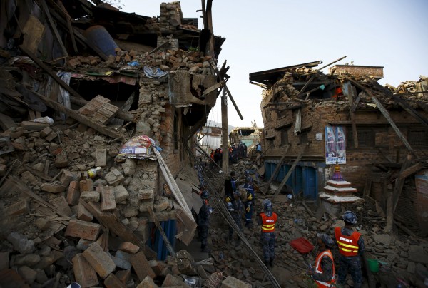Θαύμα στα ερείπια - Βρήκαν ζωντανούς τέσσερις ανθρώπους στο Νεπάλ - 101 ετών ο ένας επιζών! - Media