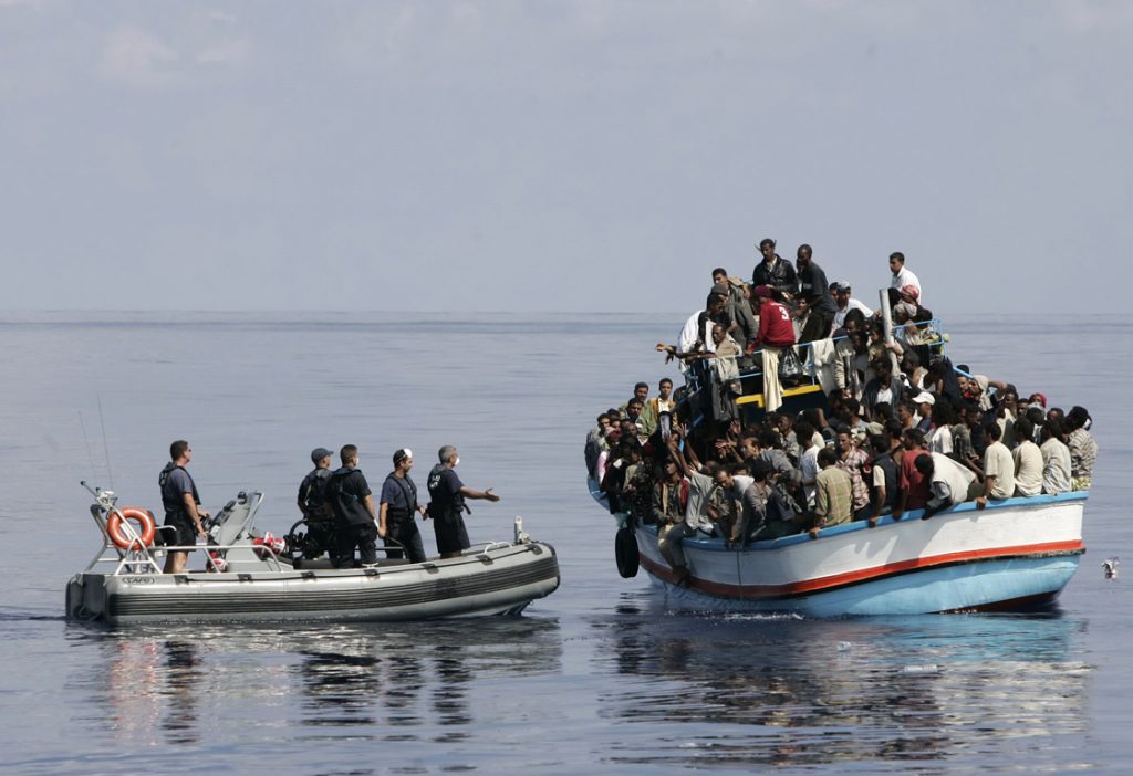 Εκατοντάδες μετανάστες σε αλιευτικό ανοιχτά της Παλαιοχώρας Χανίων - Media