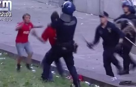 Ντροπή! - Αστυνομικοί χτύπησαν πατέρα και παππού μπροστά στα μάτια μικρού παιδιού (Video) - Media