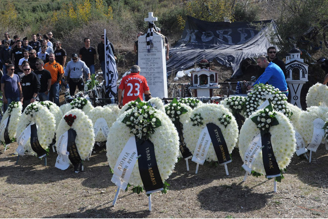 Άγνωστοι βεβήλωσαν το μνημείο στα Τέμπη - Media