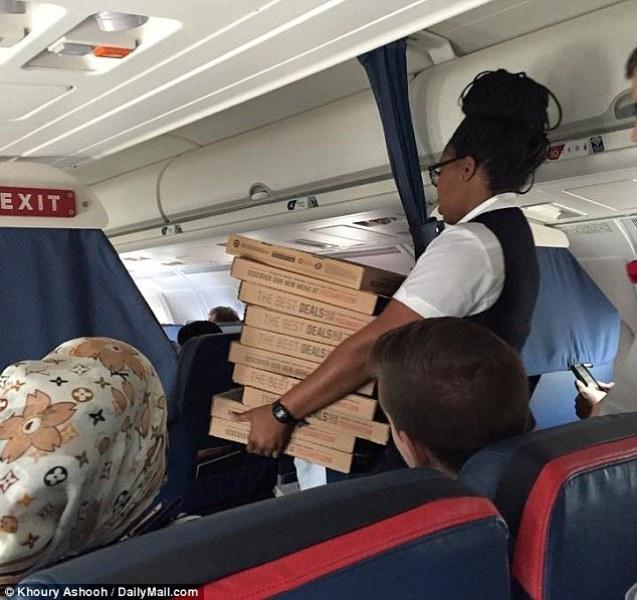 Πιλότος παρήγγειλε πίτσες για να κεράσει τους εκνευρισμένους επιβάτες λόγω καθυστέρησης της πτήσης - Media