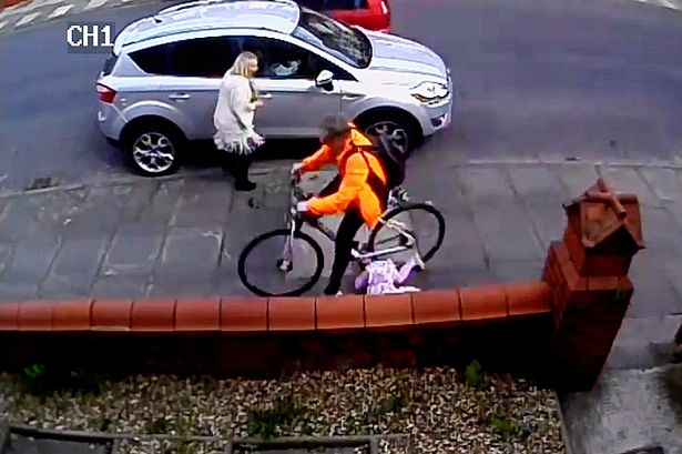 Σοκαριστικό ατύχημα! Ποδηλάτης χτύπησε, έσυρε και εγκατέλειψε κοριτσάκι! (Photos & Video) - Media