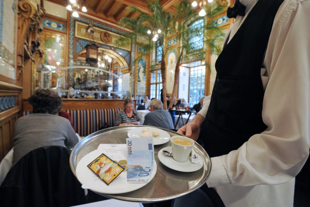 Αποχαιρέτησαν την φορολόγηση των… πουρμπουάρ στη Ρουμανία - Media