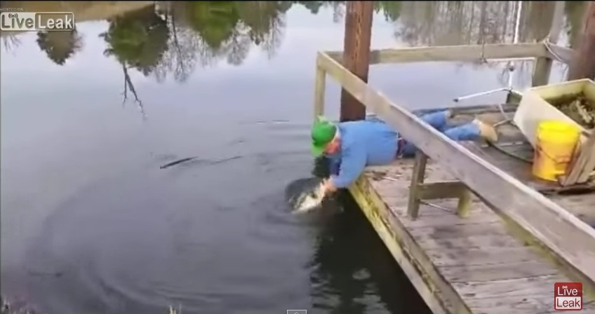 Αυτό θα πει… «πιάνει το χέρι του»! (Video) - Media