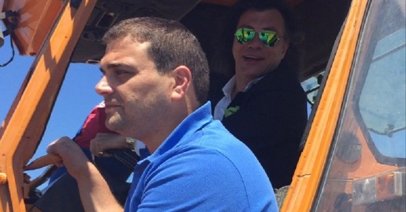 Ο Ηλίας Ψινάκης σε τρακτέρ καθαρίζει την παραλία: «Αν δεν είσαι από πάνω δεν γίνεται τίποτα» - Media