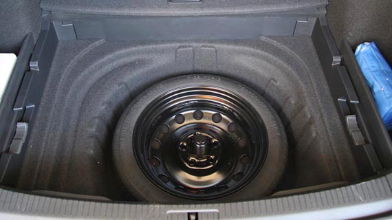 Είχε κρύψει 35 κιλά χασίς κάτω από τη ρεζέρβα του αυτοκινήτου! - Media