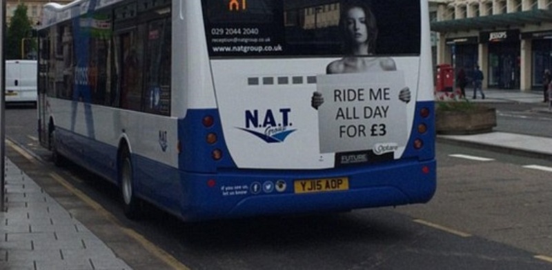 «Καβάλα με όλη μέρα με 3 λίρες»: Προκλητική διαφήμιση στην Ουαλία (Photos) - Media