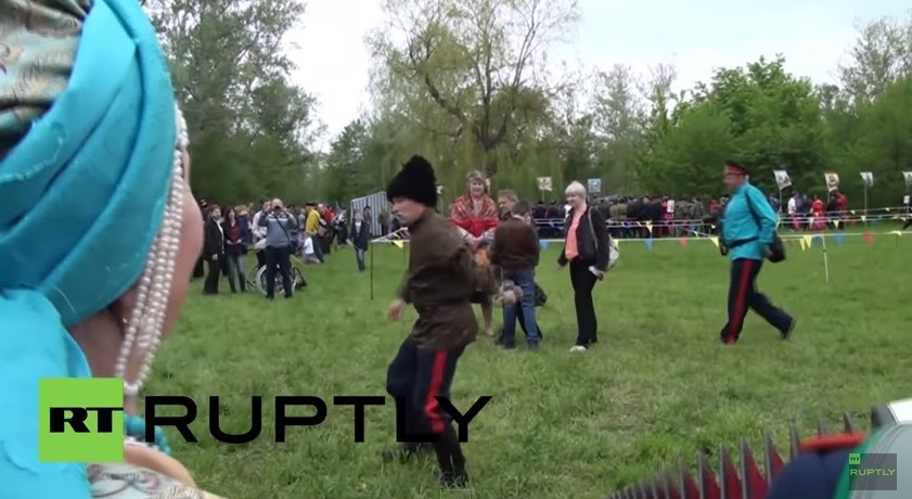 Σπαθιά, τόξα, μάχες και παραδοσιακοί χοροί σε πανηγύρι Κοζάκων (Video) - Media